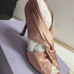 Vera Wang Della Silk Latte 8